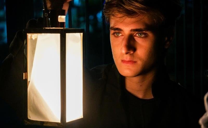 Sam Sabbá lança o clipe de “Sombras da Noite” e marca virada de chave no pop romântico